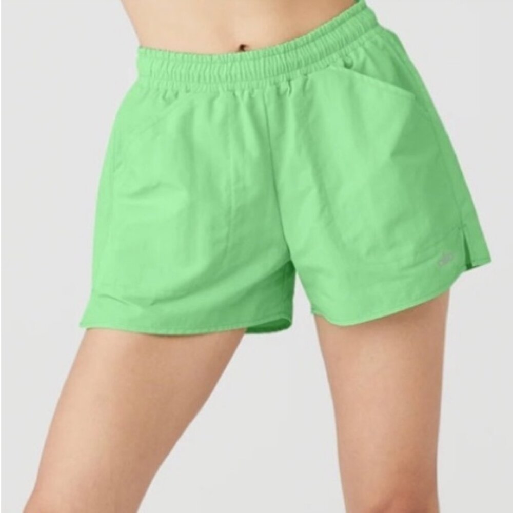 Alo yoga alumni short size xs never worn!